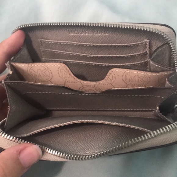 Michael Kors Small Grey Wristlet Wallet - Picture 2 of 5